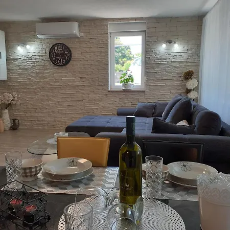 Family Friendly With A Swimming Pool Malinska, Krk - 19304 شقة *